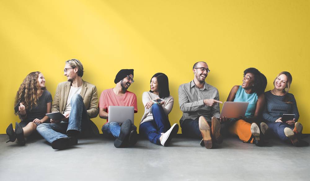 colaboradores da empresa juntos e conversando por cauda do bom clima organizacional